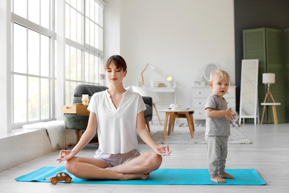 Vận động nhẹ tại nhà cho mẹ bận rộn